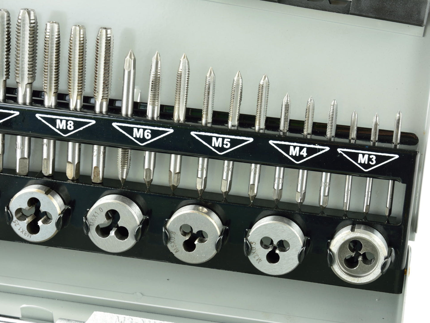 Set tarozi si filiere M3-M12 32 elemente, GEKO G38301