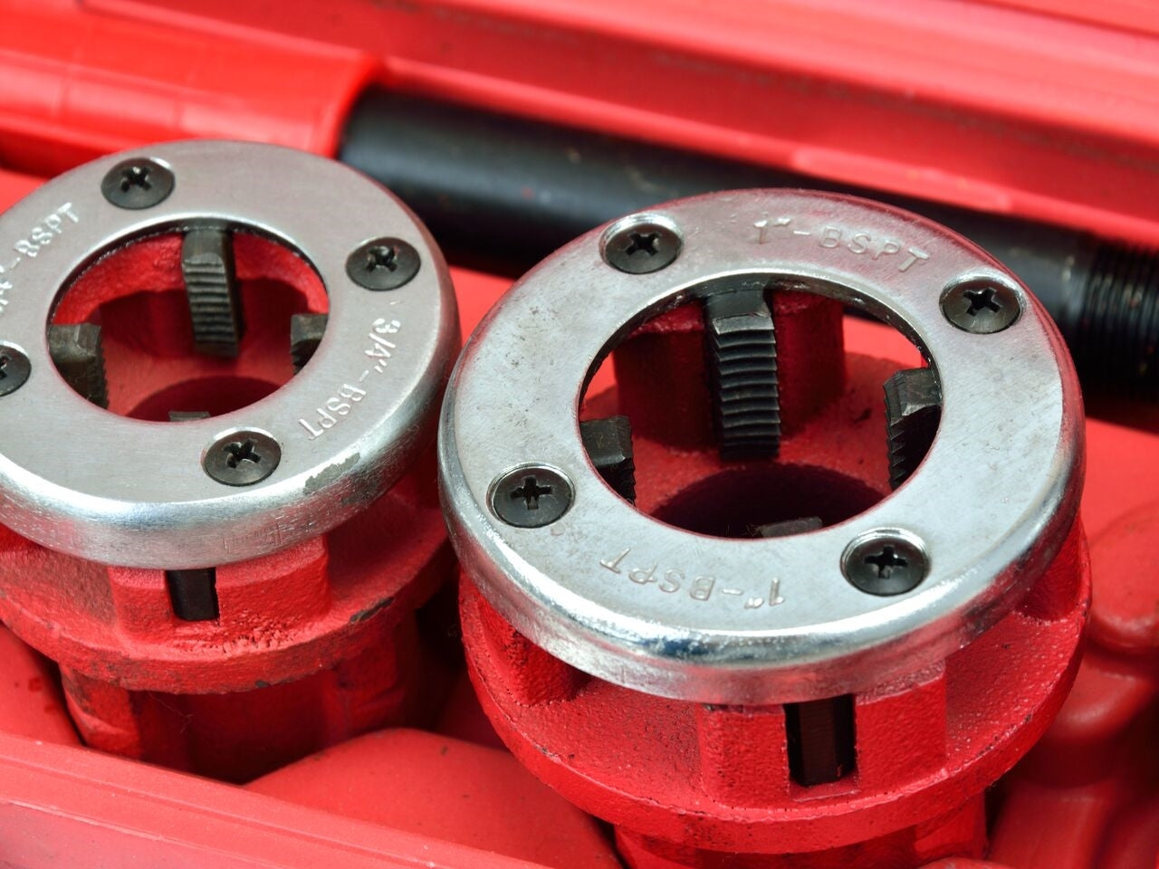 Trusa filiera pentru tevi 3/8 "-1,1/4", 5 piese, Geko G01001