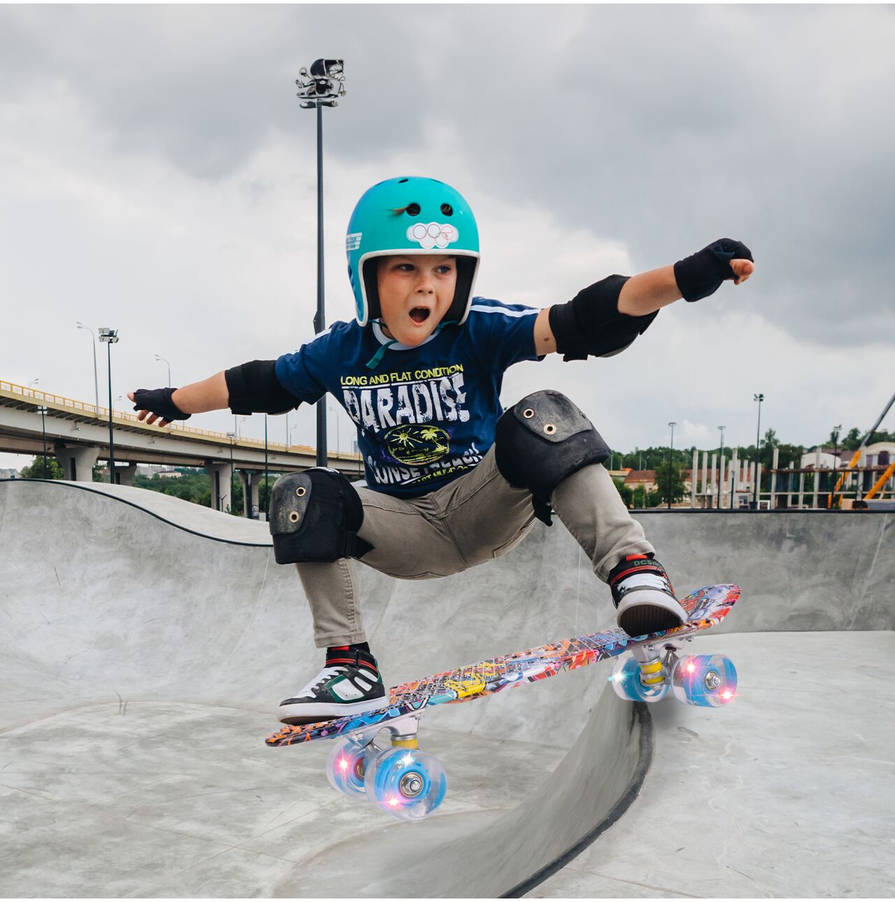 Skateboard Graffiti cu roti luminoase LED RGB, 56x14,5cm, MalPlay 112333