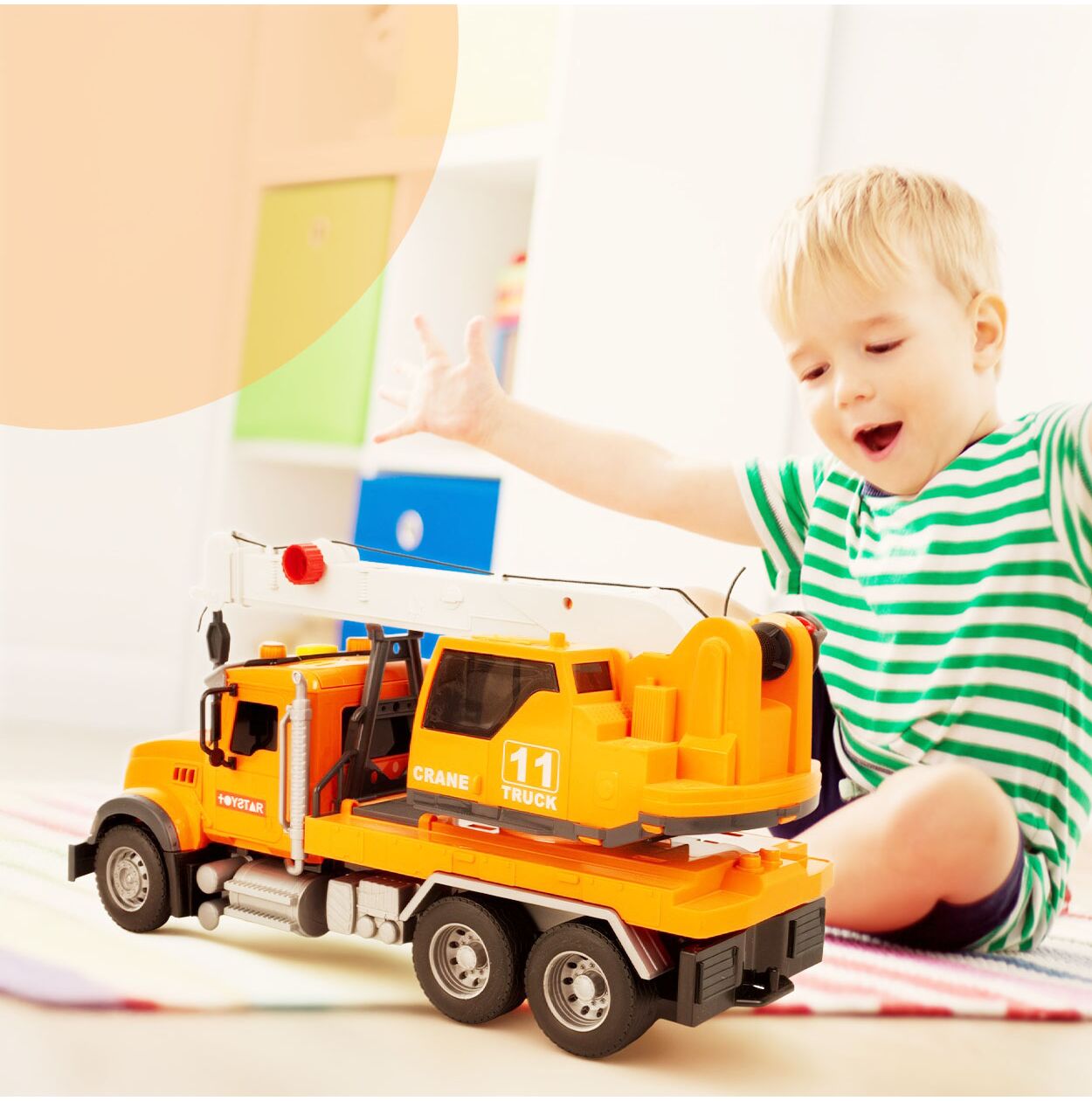 Macara de jucarie pentru copii, rotire 360 de grade, lumini intermitente si sunete realiste, scara 1:14, MalPlay 113599