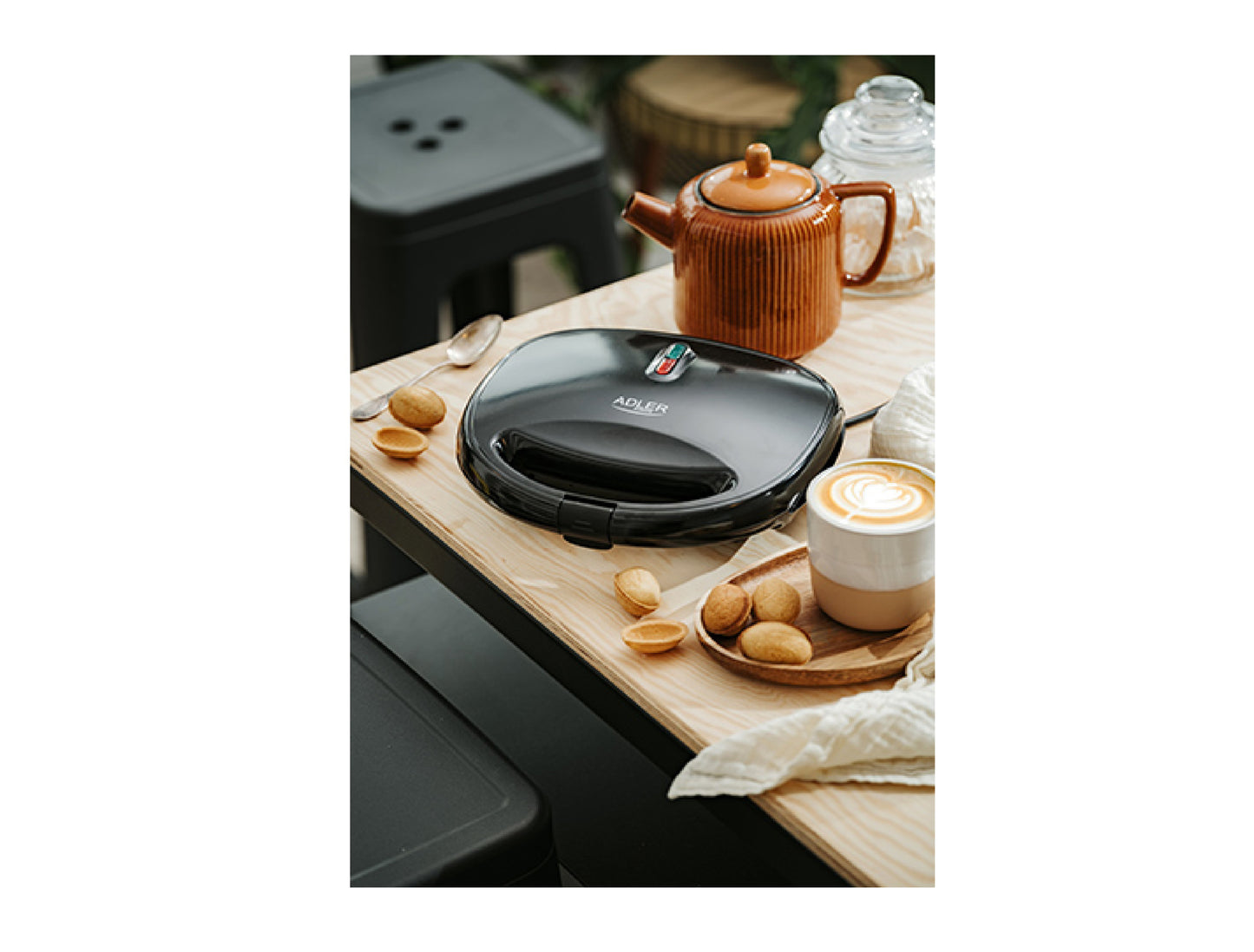 Aparat pentru copt forme coji de nuci, 12 forme, 1200 W, negru, indicator luminos, placi neaderente, Adler AD3071